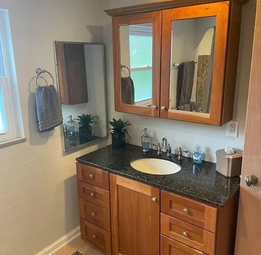 Close To * Charming Xl Cape Cod * Airport Holiday home *