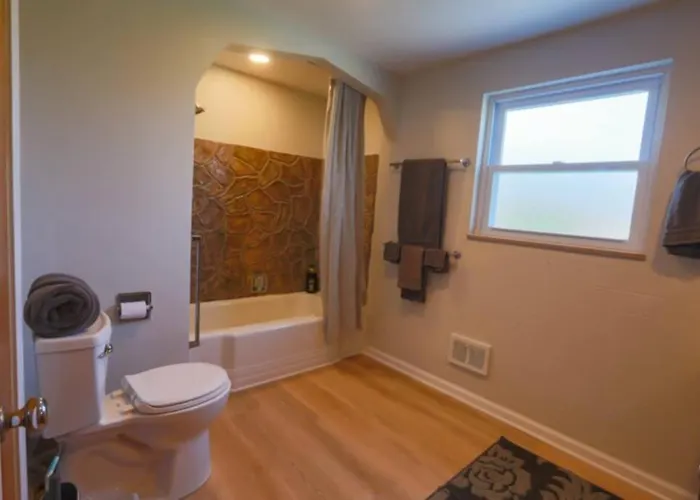 Close To * Charming Xl Cape Cod * Airport Holiday home *